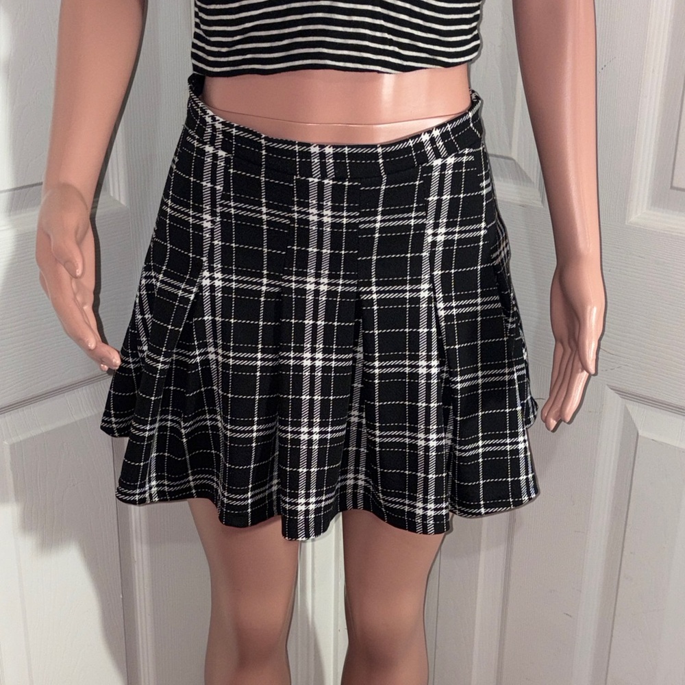 SHEIN Black & White Plaid Pleated Skater Skirt